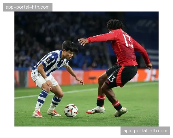 特写镜头:进球后,久保建英跑向看台与日本留学生球迷互动